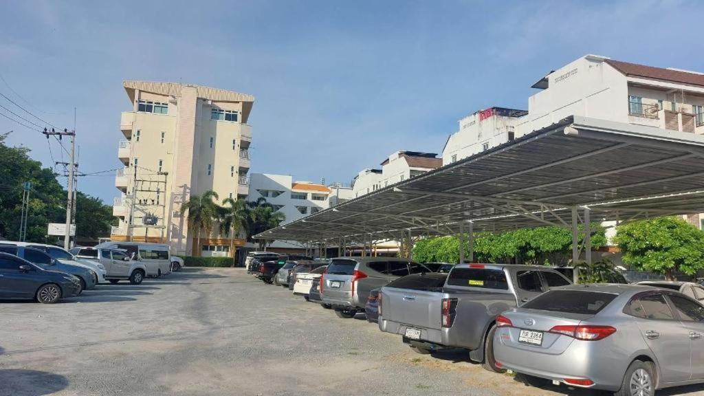 Nana Chat Bangsaen Hotel Si Racha Buitenkant foto
