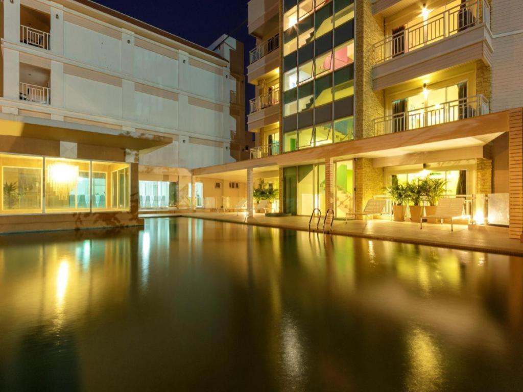 Nana Chat Bangsaen Hotel Si Racha Buitenkant foto