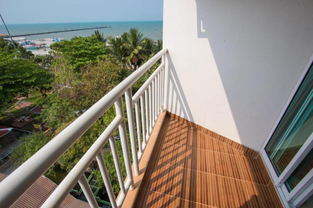 Nana Chat Bangsaen Hotel Si Racha Buitenkant foto