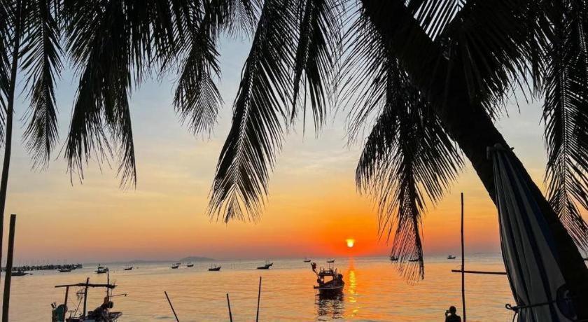 Nana Chat Bangsaen Hotel Si Racha Buitenkant foto
