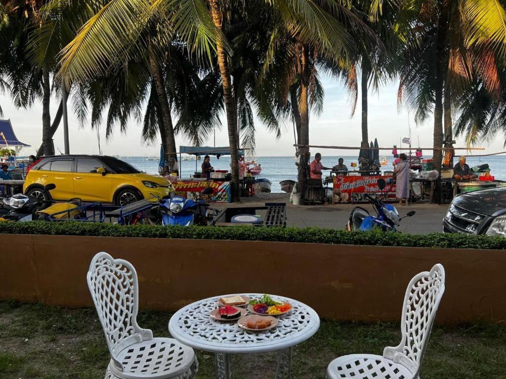 Nana Chat Bangsaen Hotel Si Racha Buitenkant foto